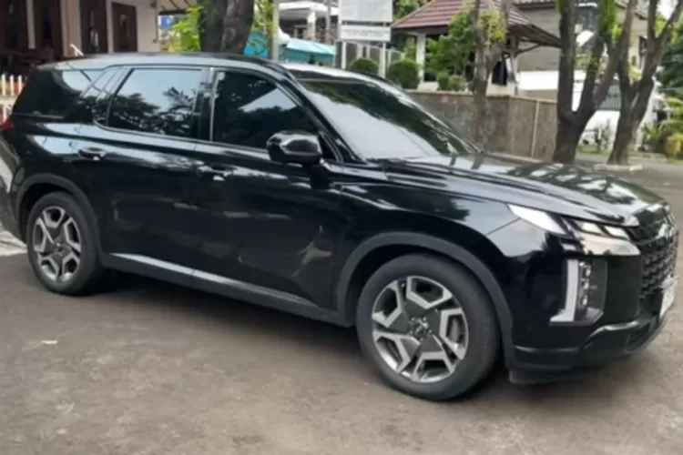Hyundai Palisade Facelift 2023 hadir dengan peningkatan signifikan yang menjadikannya SUV tiga baris yang tidak hanya bertenaga, tetapi juga penuh gaya dan kenyamanan. (Tangkapan Layar YouTube Ridwan Hanif)