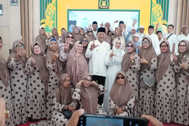 Bupati Langkat Syah Afandin menyampaikan ucapan Selamat Idul Fitri 1446 H kepada seluruh hadirin dan mengajak untuk menjadikan momentum ini sebagai titik awal mempererat ukhuwah, meningkatkan pelayanan, dan memperkuat sinergi pembangunan di Langkat.