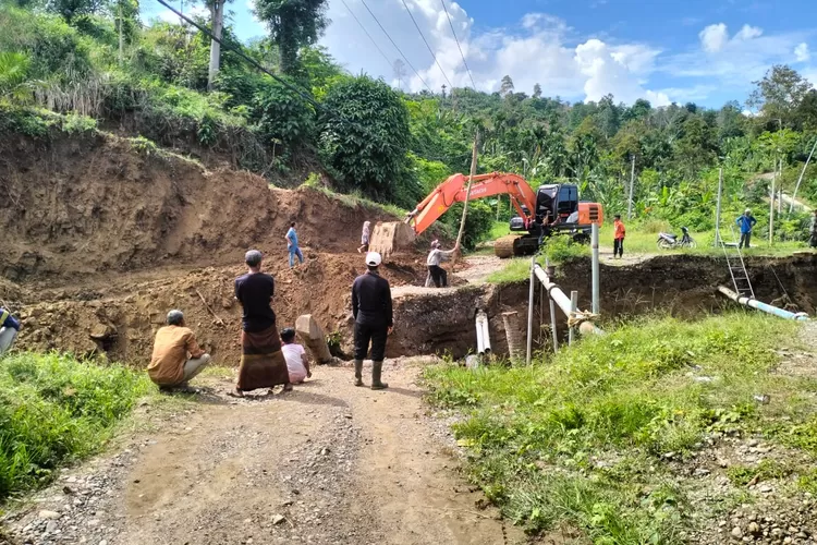 Excavator milik H Mukhlis (Bupati Bireuen) sedang mengangkat tanah untuk membangun jembatan darurat. Foto Dokumen Realitasonline.id