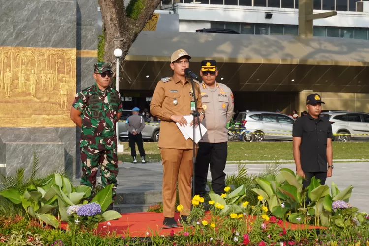 Walikota Medan Rico Waas pimpin apel Konsolidasi Operasi Ketupat Toba tahun 2025 di lapangan Merdeka, Kamis (10/4/2025).