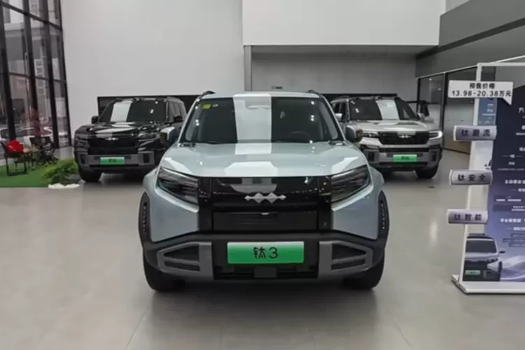 BYD (Build Your Dreams), produsen mobil listrik asal Tiongkok, telah resmi memasuki pasar Indonesia dengan meluncurkan tiga model mobil listrik: BYD Dolphin, BYD Atto 3, dan BYD Seal. (Tangkapan Layar YouTube O Blitz)