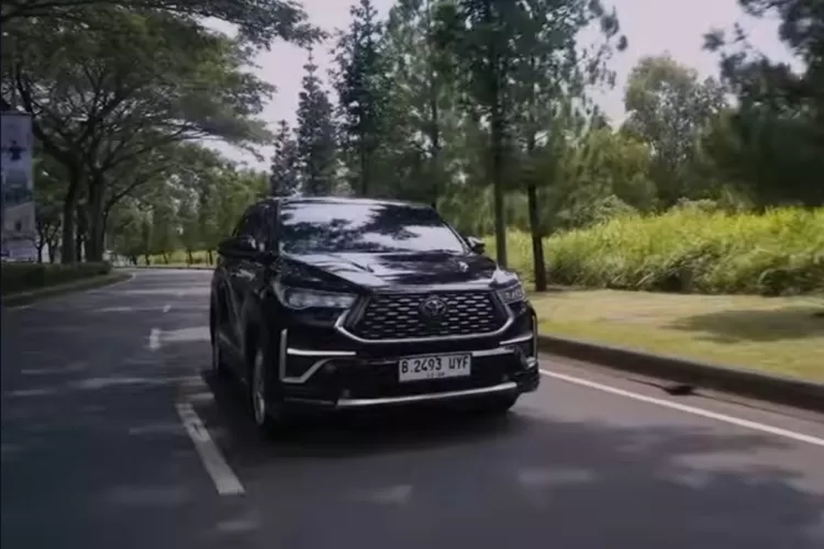 Toyota Kijang Innova Zenix Hybrid telah menjadi mobil hybrid terlaris di Indonesia, dengan distribusi mencapai 19.230 unit pada tahun 2024, atau sekitar 47,2% dari total penjualan mobil hybrid di tanah air. (Tangkapan Layar YouTube GridOto)