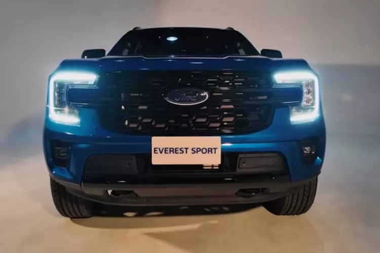Ford Everest Sport 2025 hadir sebagai SUV 7-seater yang siap menantang dominasi Toyota Fortuner dan Mitsubishi Pajero Sport di pasar Indonesia. (Tangkapan Layar YouTube GridOto)