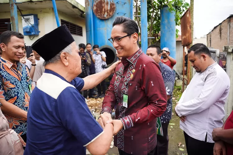 Walikota Rico Waas disambut gembira warga Medan Denai selesaikan masalah air bersih, Jumat (11/4/2025).