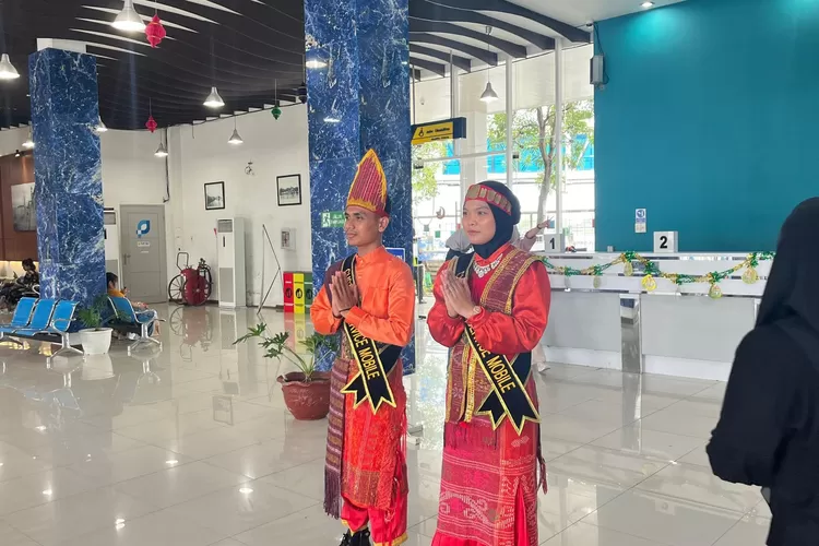 Penampilan para petugas CSM dengan pakaian tradisional memberikan warna tersendiri di tengah kepadatan arus balik, sekaligus menjadi bentuk penghargaan terhadap kearifan lokal yang menjadi bagian dari identitas daerah.