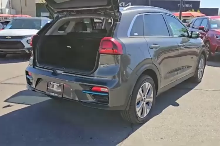 Kia Niro EV adalah SUV crossover listrik yang populer di wilayah Henderson, Las Vegas, Bullhead City, Centennial, dan St. George, Nevada. (Tangkapan Layar YouTube  Towbin Kia)