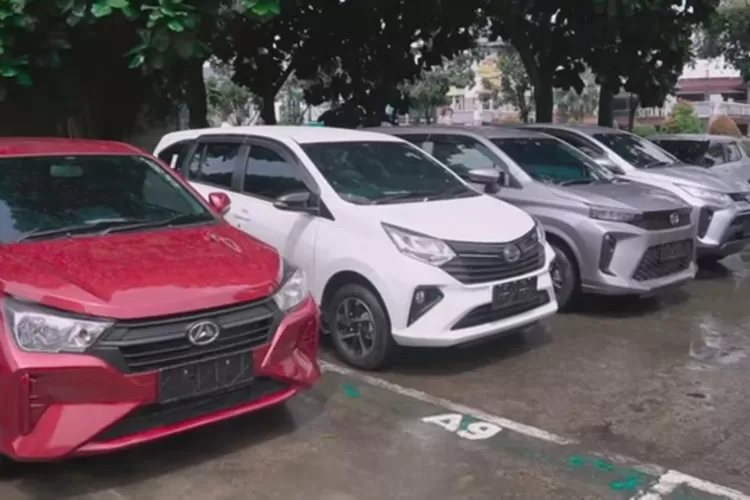 Pertimbangkan beli mobil bekas atau bahkan mobil baru murah seperti Daihatsu Rocky/Terios. (Tangkapan Layar YouTube AUTO DP)