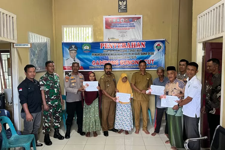 Camat Tangan-Tangan Jasmadi, Kapolsek Ipda Hirjon bersama Keuchik Gampong Gunong Cut, Husni Fatrianur (Abeng) menyerahkan BLT kepada 25 penerima di desa setempat, Senin (14/4/2025)