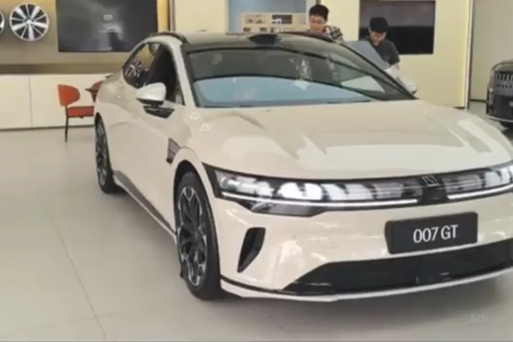 All New Geely Zeekr 007 GT EV 2025 adalah varian shooting brake dari sedan listrik Zeekr 007, yang dirancang untuk menggabungkan performa tinggi dengan kenyamanan dan kepraktisan. (Tangkapan Layar YouTube AutoWorld)