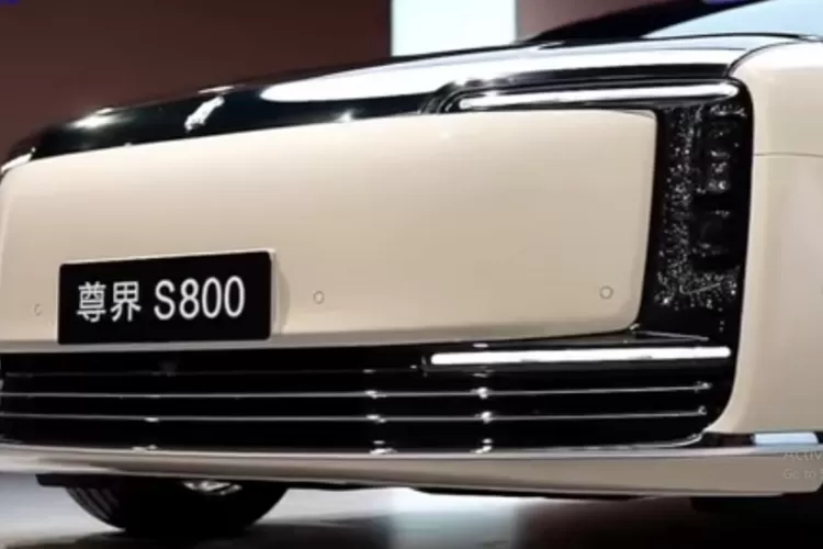 Huawei, perusahaan teknologi asal Tiongkok, telah menggemparkan dunia otomotif dengan meluncurkan Maextro S800, sebuah sedan listrik mewah hasil kolaborasi dengan JAC Motors. (Tangkapan Layar YouTube Otomotif Terbaru)