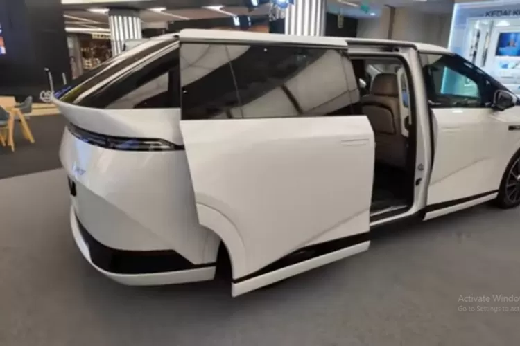  Xpeng X9 telah dilancarkan secara rasmi di Malaysia oleh Bermaz Xpeng Sdn Bhd, menawarkan MPV elektrik mewah dengan teknologi canggih dan reka bentuk futuristik. (Tangkapan Layar YouTube  i Love Melaka Cars)