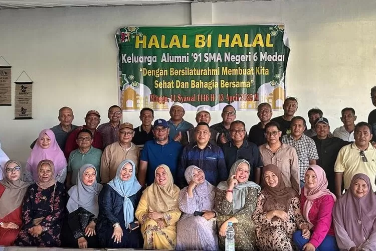 Para alumni SMAN 6&rsquo;91 foto bersama usai melaksanakan Halal bi Halalll di Cafe Marsha, Minggu (14/4).