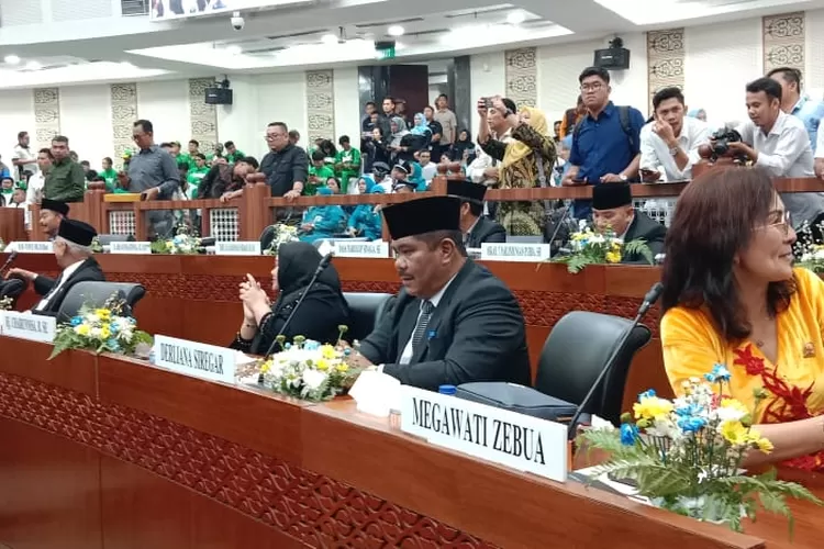 Anggota DPRD Sumut Meg  (baju kuning) yang berseteru dengan pramugari di dalam pesawat sempat viral videonya (Realitasonline.id/mis)