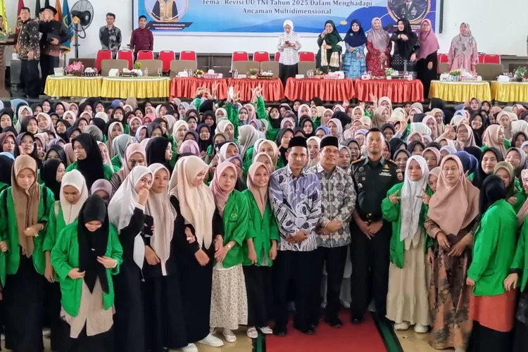 Dandim 0212/Tapsel Letkol (Arm) Delli Yudha Adi Nurcahyo, Rektor UIN Syahada Muhammad Darwis Dasopang foto bersama mahasiswa usai acara kuliah umum di auditorium utama kampus UIN Syahada Padangsidimpuan, Rabu (16/4/2025) (Realitasonline.id - RI)