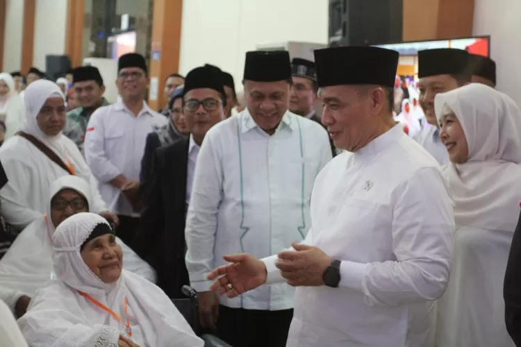Wamenag RI Romo HR Muhammad Syafi'i didampingi Kakanwil Kemenag Sumut H.Ahmad Qosbi menutup Manasik Haji Akbar Bank Sumut, di Asrama Haji Medan, Selasa (15/4/2025).