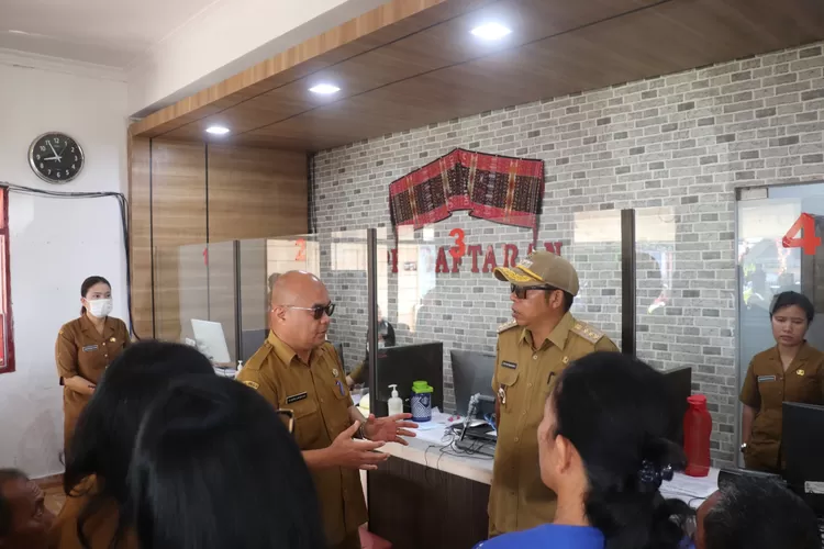 Bupati Taput JTP Hutabarat saat mendengarkan informasi dari Dirut RSUD Tarutung dr Janri Nababan seputar sistem kerja manajemen pelayanan kepada pasien. (Realitasonline.id - AS)