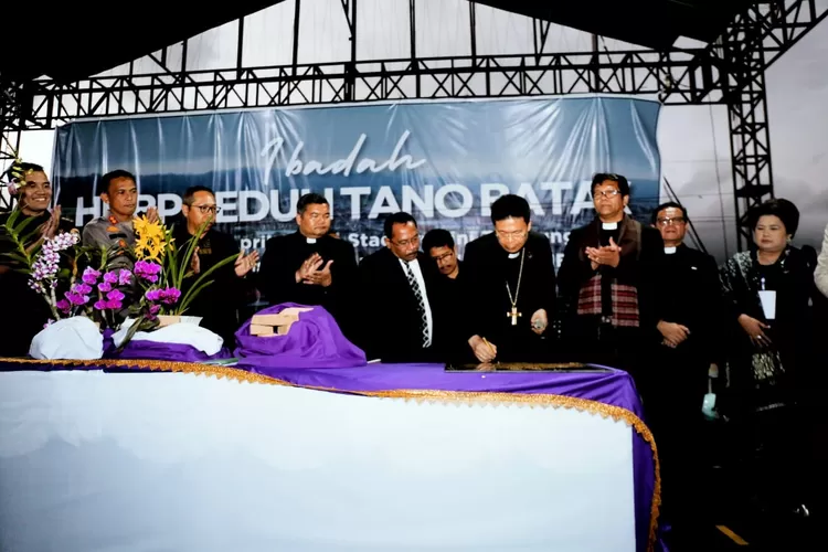 Ephorus HKBP Pdt. Victor Tinambunan beserta jajarannya, Bupati Taput JTP Hutabarat, Kapolres AKBP Ernis Sitinjak, Dandim Tapteng di agenda HKBP peduli Tano Batak. (Realitasonline.id - AS)