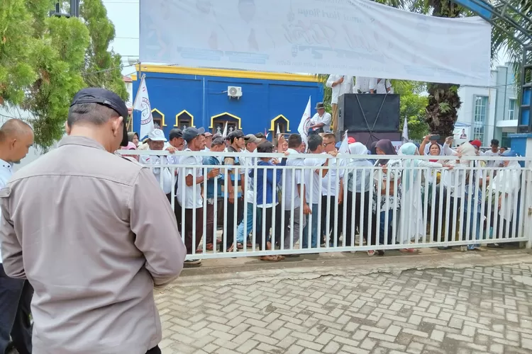 Warga demo Dinas Pendidikan Deli Serdang minta pungli di sekolah dihapus.