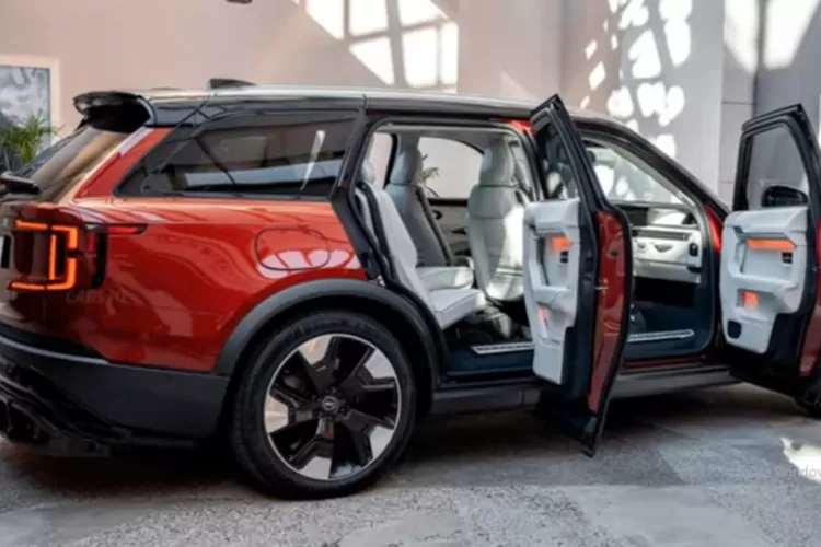 Volvo XC90 2026 adalah SUV premium 7-penumpang yang dirancang untuk Anda yang mencari kenyamanan keluarga, fitur pintar, dan keselamatan terbaik di kelasnya. (Tangkapan Layar YouTube Cars lQ)
