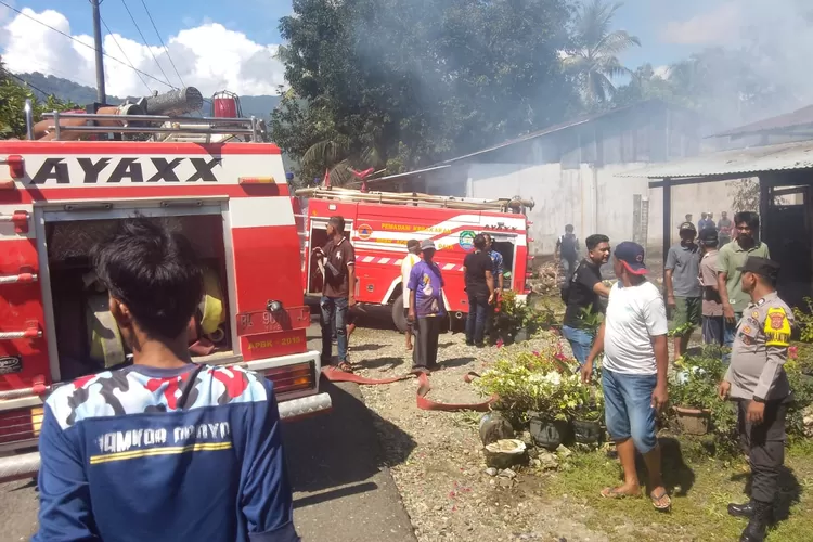 Tim BPBK tengah melakukan pendinginan diareal lokasi kebakaran rumah warga Desa Alue Padee, Kecamatan Kuala Batee, Abdya yang rata dengan tanah, setelah diamuk &lsquo;Sijago Merah. Kamis (17/4/2025)