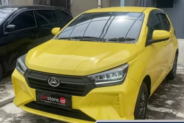 Membeli mobil bekas Daihatsu Ayla 1.2 Type R tahun 2025 bisa menjadi pilihan cerdas, terutama jika Anda mempertimbangkan penurunan suku bunga kredit dan fitur-fitur unggulan yang ditawarkan oleh model ini. (Tangkapan Layar YouTube  Carstore Indonesia)