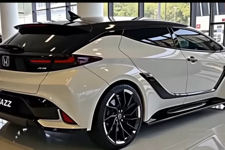 Honda Jazz 2025 hadir dengan pembaruan menyeluruh yang menjadikannya pilihan ideal bagi anak muda yang menginginkan mobil bergaya sporty, dilengkapi fitur canggih, dan efisiensi tinggi. (Tangkapan Layar YouTube  Auto Ascent)