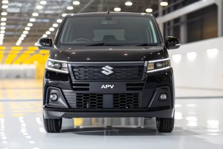 Suzuki APV 2025 hadir sebagai MPV serbaguna yang menggabungkan desain modern, kabin luas, performa tangguh, dan harga terjangkau. (Tangkapan Layar YouTube Car Cast)