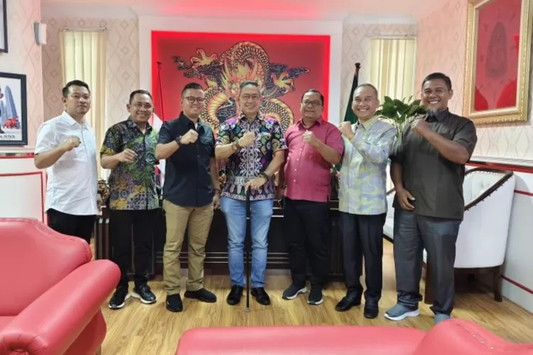 Ketua DPRD Medan Wong Chun Sen saat menerima kunjungan pimpinan dewan Kabupaten Labura (Labuhanbatu Utara). Realitasonline.id/Dok)