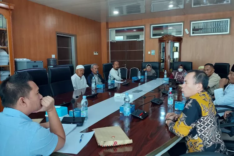 Warga mengadu ke Komisi I DPRD Medan terkait rekrutman Kepling di Titi Papan yang diduga tidak transparan. (Realitasonline.id/Dok)