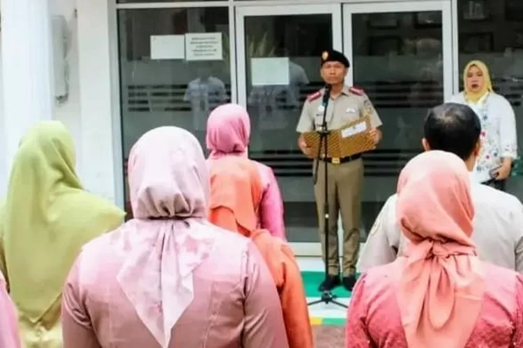 Memperingati Hari Kartini yang jatuh setiap tanggal 21 April, Kantah Kota Padangsidimpuan menggelar apel pagi, yang dilaksanakan di halaman Kantah Padangsidimpuan di komplek perkantoran Pijorkoling, Kota Padangsidimpuan, Senin (21/4/2025).(Realitasonline.id - RI)