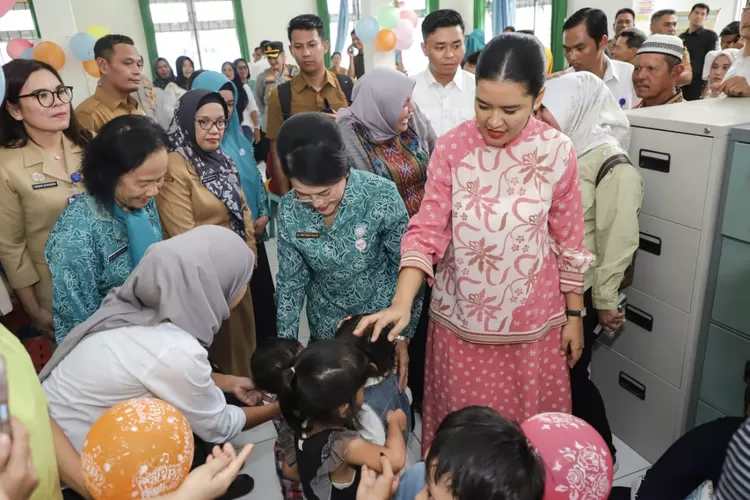 Tim Pembina Posyandu Sumut Kahyang Ayu saat menemui para ibu hamil, lanjut usia (lansia), dan murid-murid Pendidikan Anak Usia Dini (PAUD), (Realitasonline.id/RH)