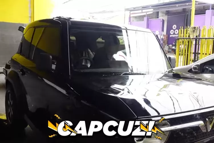 VinFast VF3 2025, sebagai mobil listrik kompak yang dirancang untuk kenyamanan dan efisiensi, semakin terasa istimewa dengan tambahan kaca film berkualitas dari HDAutoFilm. (Tangkapan Layar YouTube  Evan Guy's)