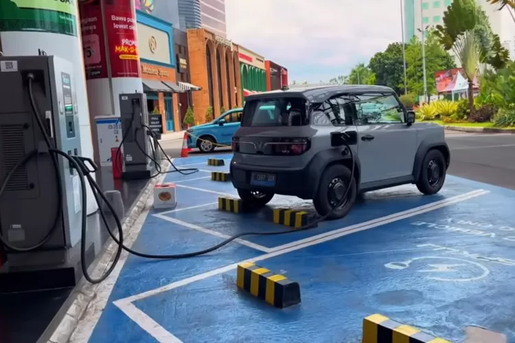 VinFast VF3, mobil listrik mini SUV asal Vietnam, menawarkan waktu pengisian daya yang efisien dan fleksibel, sesuai dengan kebutuhan pengguna urban. (Tangkapan Layar YouTube EV ROAD TRIP)