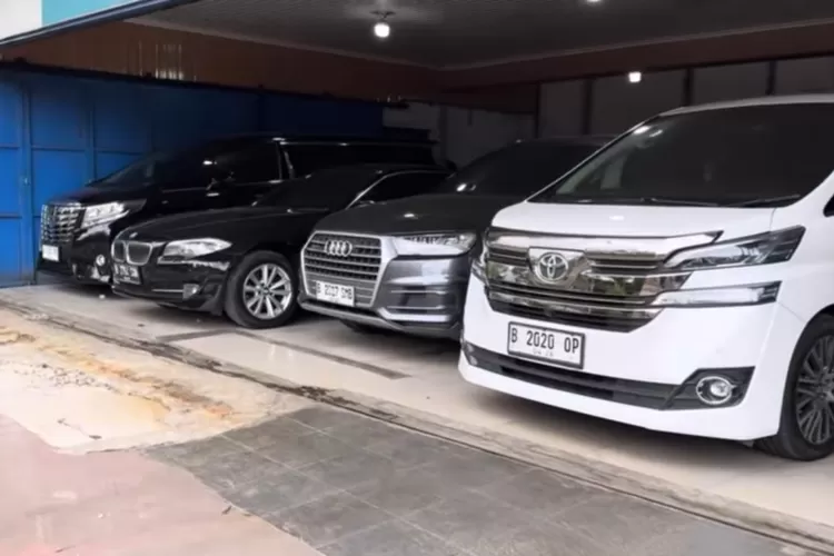 Nissan Murano adalah SUV crossover asal Jepang yang dikenal dengan desain elegan dan kenyamanan berkendara. (Tangkapan Layar YouTube Arjuna Motor)