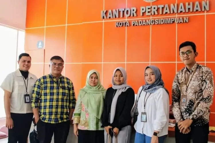Jajaran BNI Cabang Padangsidimpuan foto bersama dengan jajaran Kantah Padangsidimpuan usai melakukan kunjungan silaturahmi ke Kantah Kota Padangsidimpuan, Senin (21/4/2025). (Realitasonline.id - RI)