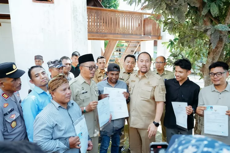 Bupati Batu Bara Baharuddin siagian saat melaksanakan program Bupati Sinergi Melayani Masyarakat (Berlayar) di kecamatan Medang Deras