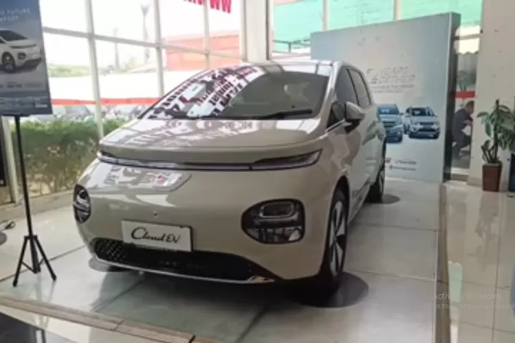 WULING BANTING HARGA!! DISKON PALING GEDE KREDIT TANPA BUNGA ini biasanya merupakan strategi penjualan besar-besaran yang dilakukan Wuling Indonesia untuk menarik minat konsumen, terutama di tengah persaingan mobil murah dan mobil listrik. (Tangkapan Layar YouTube indra bendi)