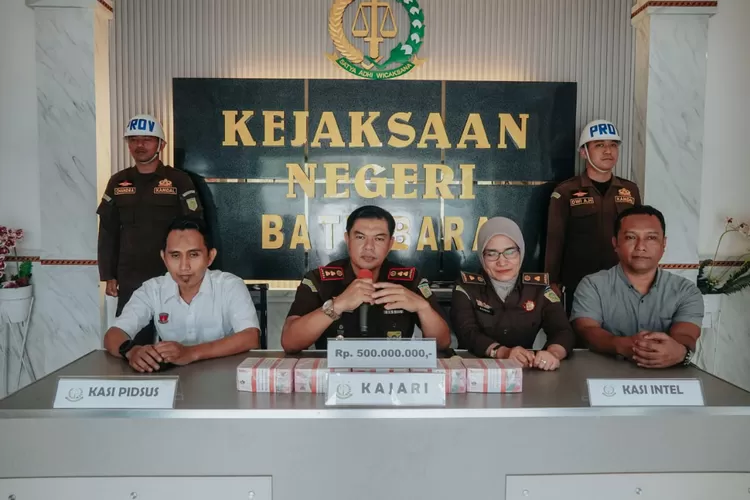  Kajari Batubara Diky Oktavia saat mengungkapkan penyitaan uang 500 juta terkait proyek digital pendidikan