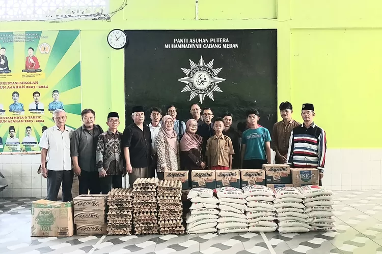 Pimpinan dan kru Harian Realitas - Realitasonline.id melakukan kunjungan baksos ke Panti Asuhan Putera Muhammadiyah Cabang Medan (Realitasonline.id - dok)