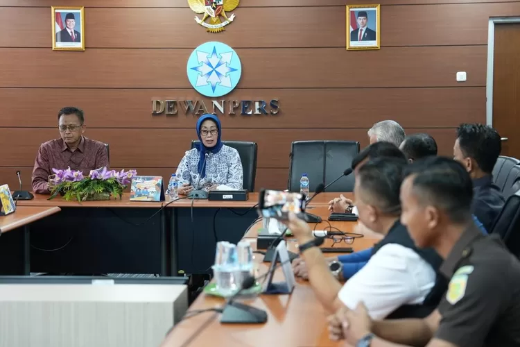Dewan Pers telah mengunjungi Kejaksaan Agung dan bertemu Jaksa Agung pada Selasa 22 April 2025. Kemarin, 24 April 2025, giliran Kejaksaan Agung yang mengunjungi Dewan Pers sekaligus menyerahkan berkas kasus yang melibatkan Tian Bahtiar tersebut.