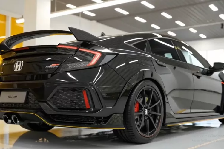 Honda Civic 2025 hadir sebagai sedan stylish yang memadukan desain modern, teknologi canggih, dan performa efisien. (Tangkapan Layar YouTube  Car Cast)