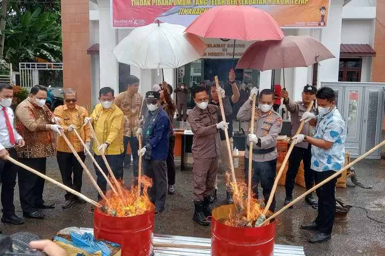 Wali Kota Letnan Dalimunthe mengapresiasi atas pemusnahan barang bukti yang dilakukan oleh Kejari Padangsidimpuan.