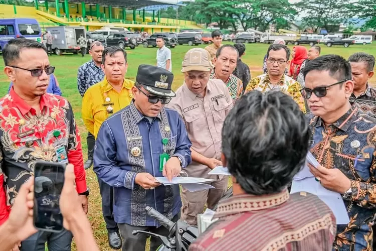 Wali Kota Padangsidimpuan, Letnan Dalimunthe, memeriksa kendaraan dinas milik Pemko Padangsidimpuan, berlangsung di Stadion HM. Nurdin, Kota Padangsidimpuan, Kamis (24/4/2025).(Realitasonline.id - RI)