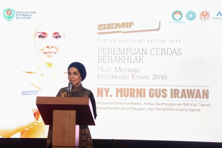 Ketua TP PKK Tapsel, Murni Gus Irawan, beri sambutan pada acara peringatan Hari Kartini bertema, 'Perempuan Cerdas Berakhlak Menuju Indonesia Emas 2045', di Gedung Serbaguna Sarasi, Komplek Perkantoran Pemerintah Tapsel, Jalan Prof. Lafran Pane, Sipirok, Kamis (24/4/2025).(Realitasonline.id - RI)