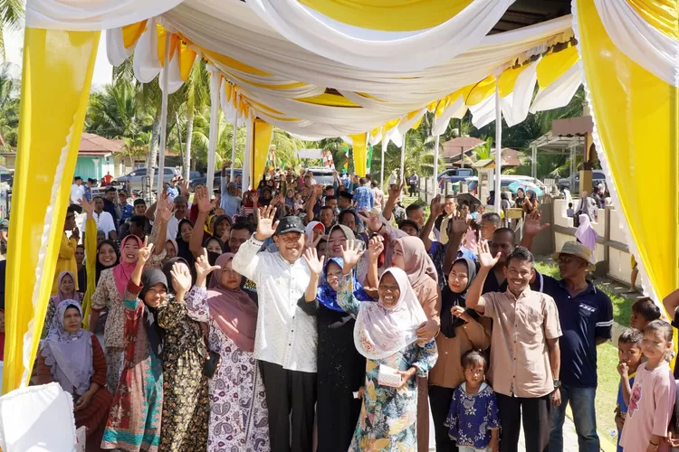 Syah Afandin juga membagikan 104 karung beras (masing-masing 10 Kg) serta sejumlah bantuan uang tunai kepada 104 warga penerima manfaat bedah rumah.