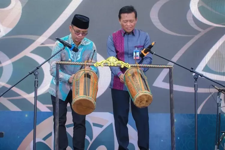 Kepala Perwakilan BI Sibolga Riza Putera dan Wali Kota Padangsidimpuan diwakili Plt Sekda Roni Gunawan Rambe, memukul gendang tanda dibukanya PESTA Tapanuli, yang digelar di alun-alun Alaman Bolak Padang Nadimpu, Kota Padangsidimpuan, Sabtu (26/4/2025).(Realitasonline.id - RI)