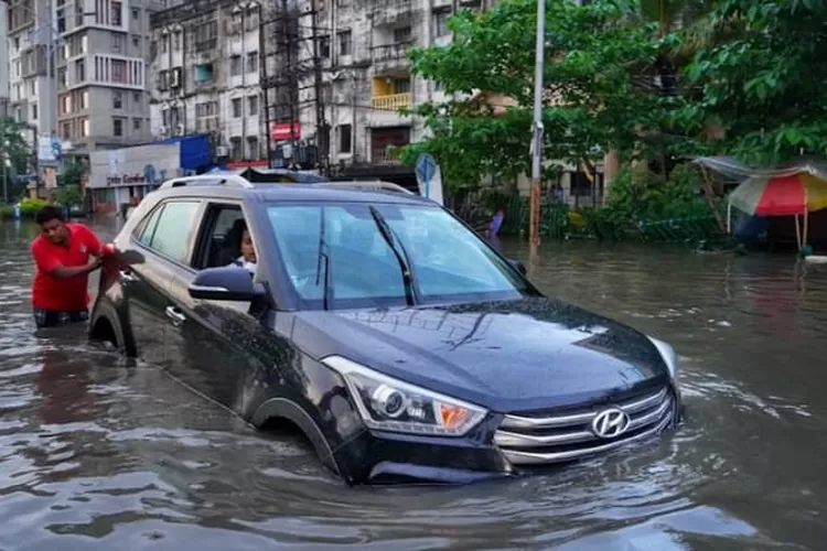 Mobil kebanjiran: (Realitasonline/Unsplash-Dibakar Roy)