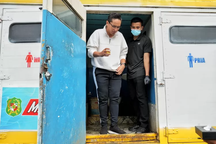 Walikota Medan Rico Waas beserta jajaran lakukan tes urine di halaman Rumah Dinas, Sabtu (26/4/2025) : galakkan berantas Narkoba mulai dari diri sendiri.
