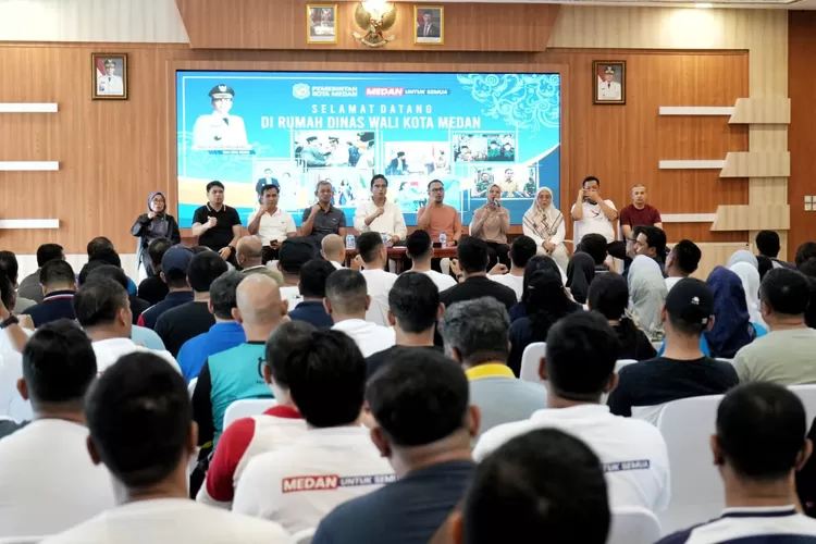 Walikota Rico Waas kumpulkan Camat dan Lurah Se Kota Medan, tekankan masalah kebersihan dan pelayanan publik, Sabtu (26/4/2025).