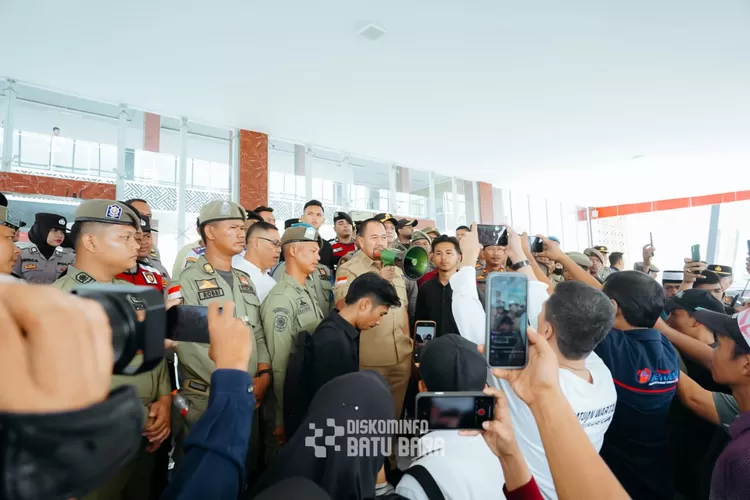 Bupati Batubara Baharuddin Siagian Sambut Aksi Damai Warga Kampung Kelapa dengan Penuh Keakraban